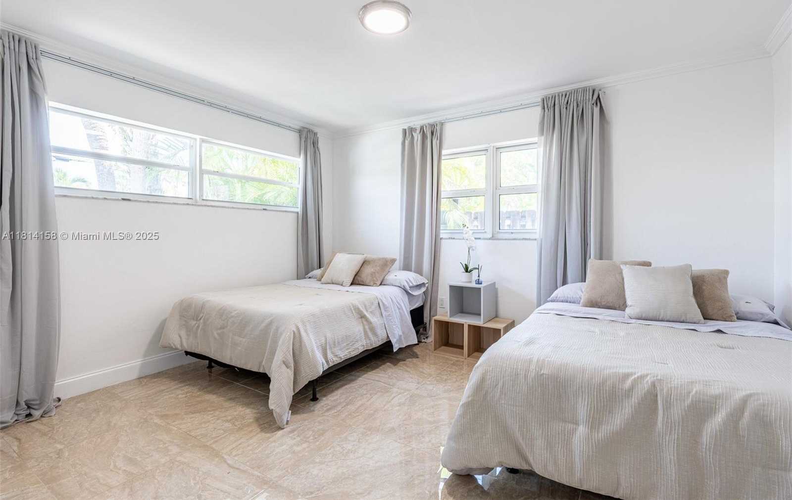 Small Image of 1430 STILLWATER DR #1430, Miami Beach Number 35
