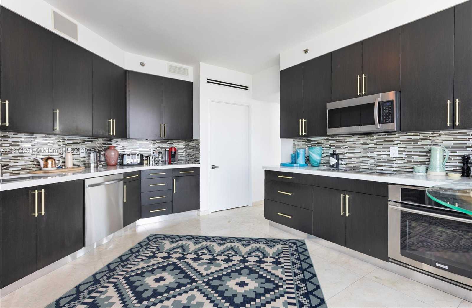 Small Image of 300 SOUTH POINTE DR #3703, Miami Beach Number 12