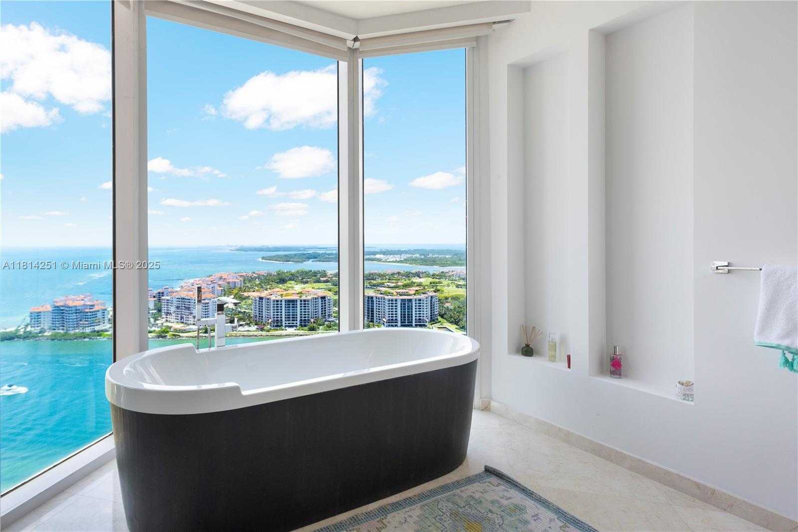 Small Image of 300 SOUTH POINTE DR #3703, Miami Beach Number 18