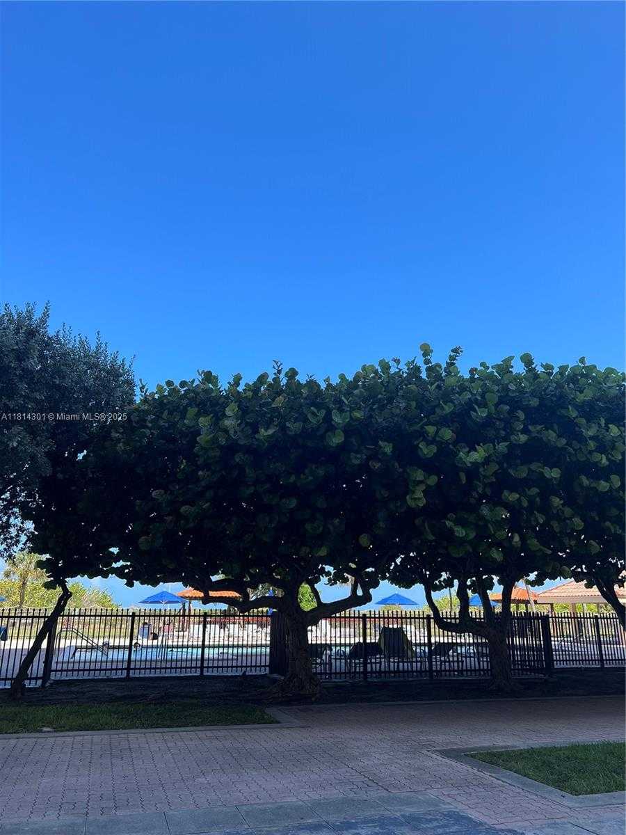 Small Image of 2555 COLLINS AVE #2207, Miami Beach Number 16