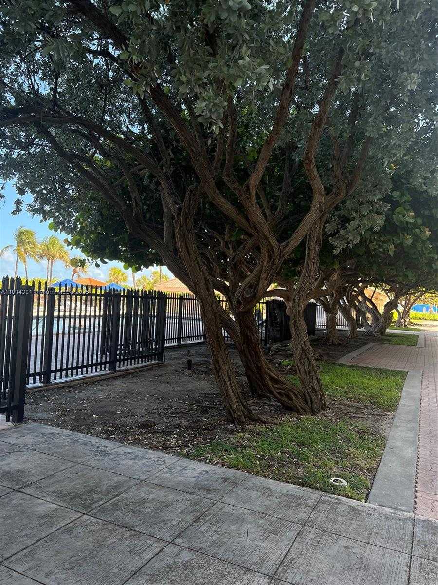 Small Image of 2555 COLLINS AVE #2207, Miami Beach Number 17