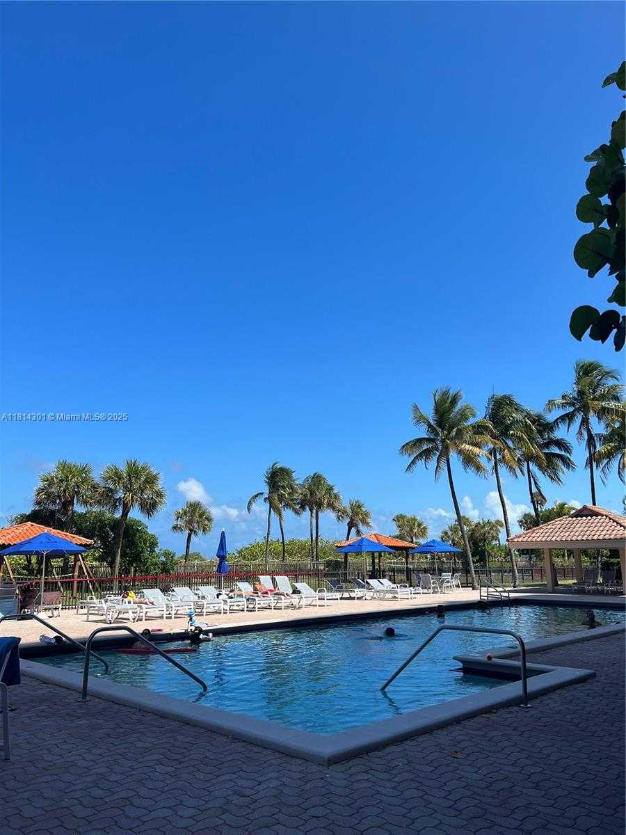 Small Image of 2555 COLLINS AVE #2207, Miami Beach Number 18