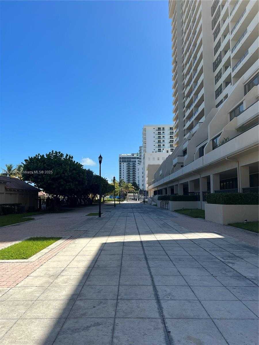 Small Image of 2555 COLLINS AVE #2207, Miami Beach Number 19