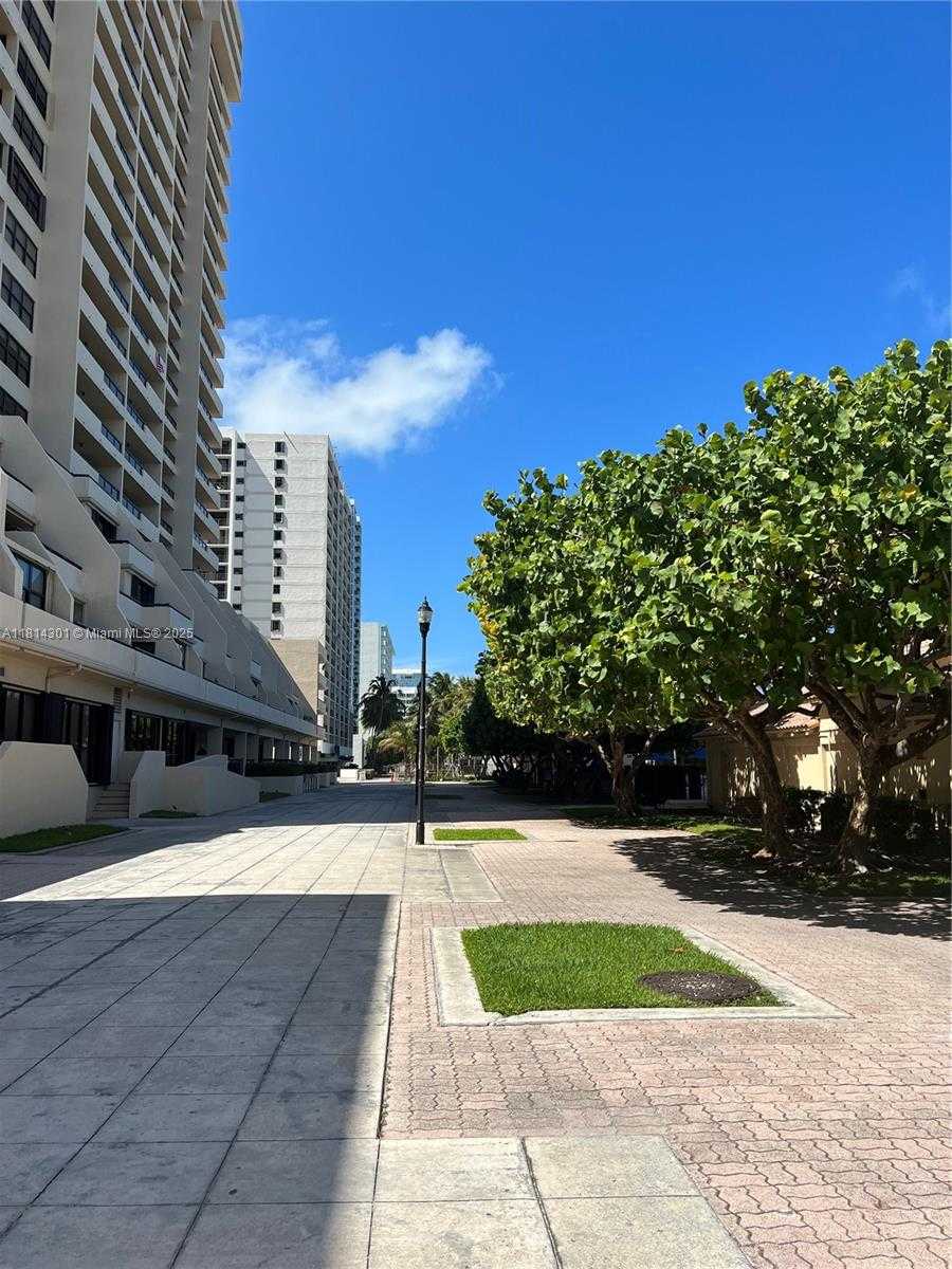 Small Image of 2555 COLLINS AVE #2207, Miami Beach Number 22