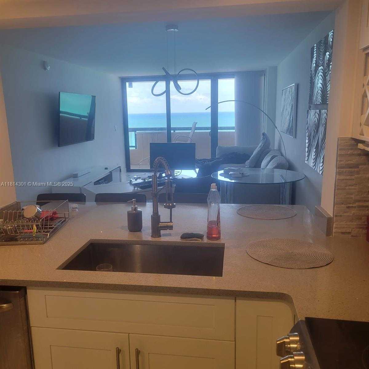 Small Image of 2555 COLLINS AVE #2207, Miami Beach Number 6