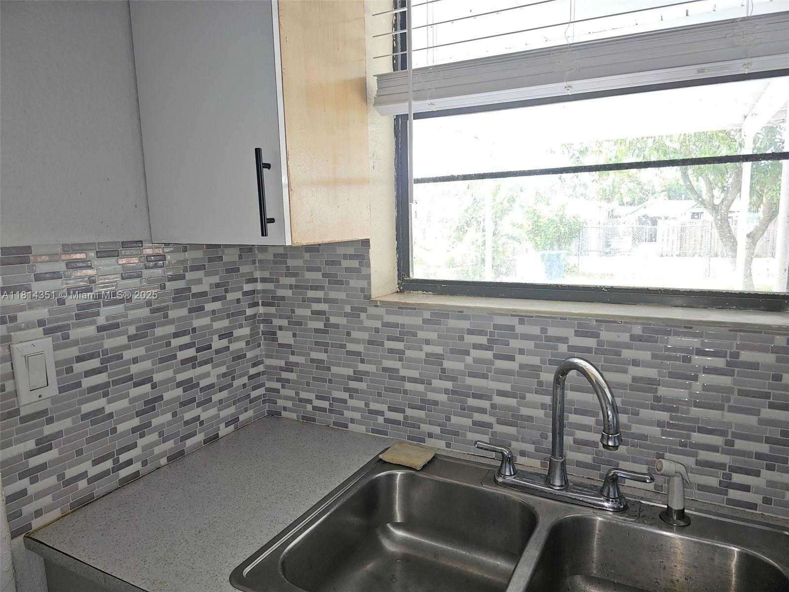 Small Image of 2431 LIBERTY ST, Hollywood Number 6