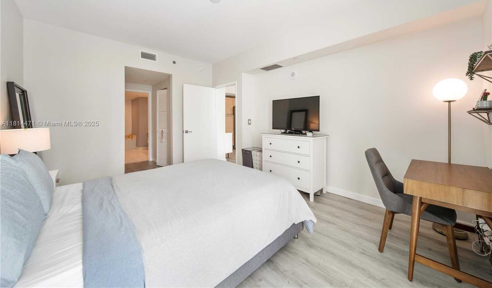 Small Image of 950 BRICKELL BAY DR #1407, Miami Number 13