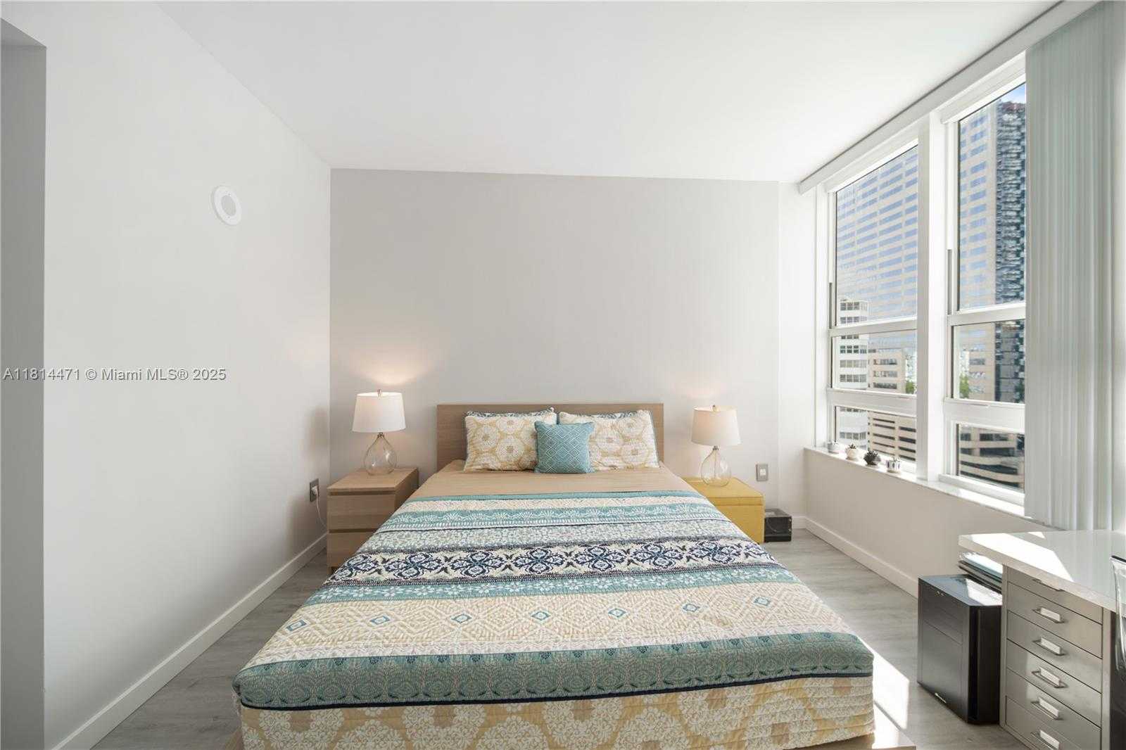 Small Image of 950 BRICKELL BAY DR #1407, Miami Number 14