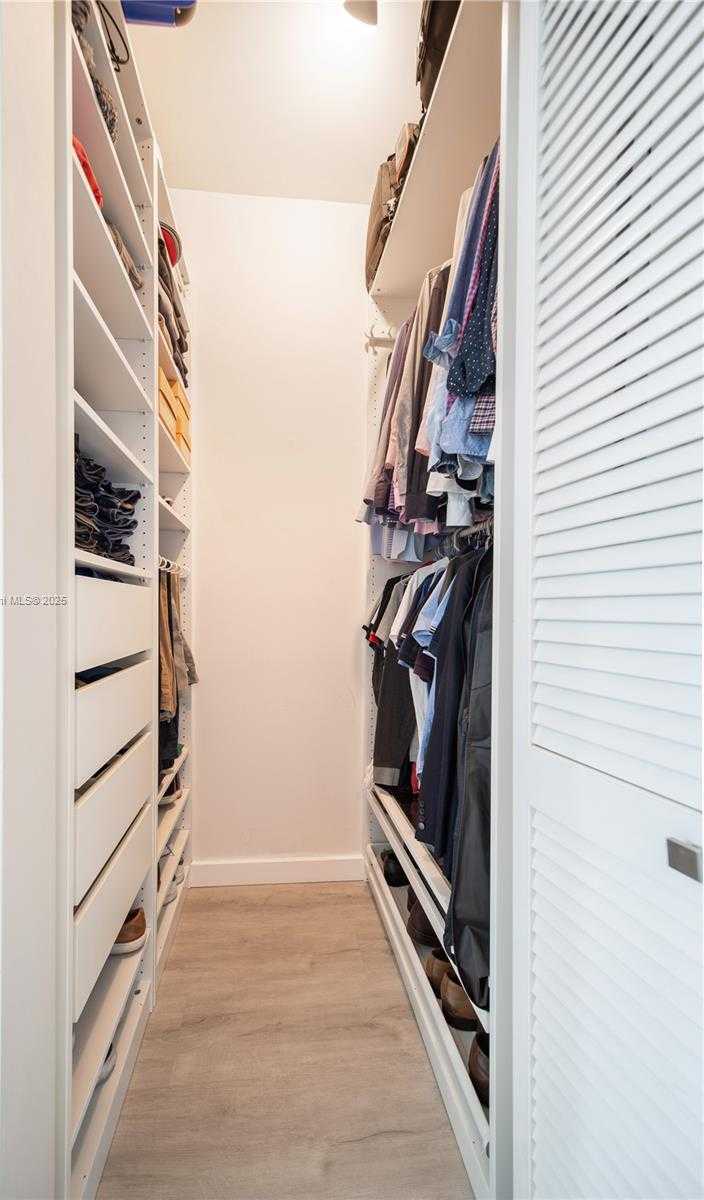 Small Image of 950 BRICKELL BAY DR #1407, Miami Number 15