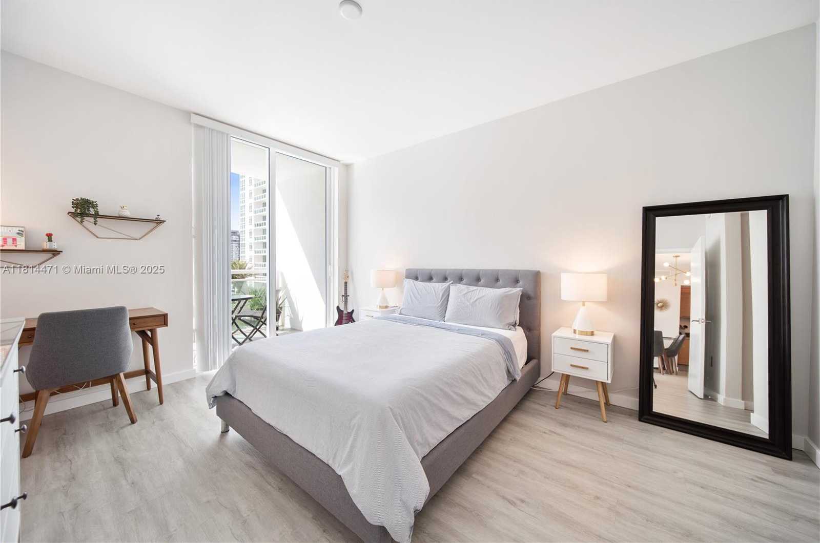 Small Image of 950 BRICKELL BAY DR #1407, Miami Number 4