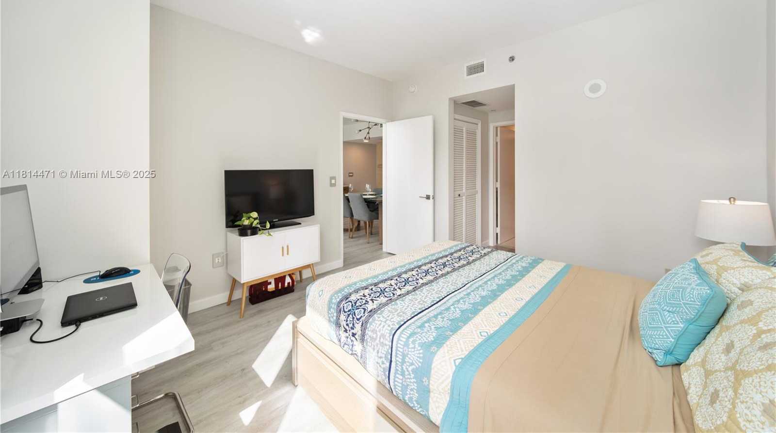 Small Image of 950 BRICKELL BAY DR #1407, Miami Number 5