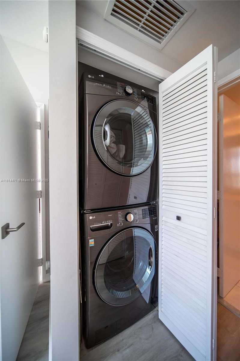 Small Image of 950 BRICKELL BAY DR #1407, Miami Number 7