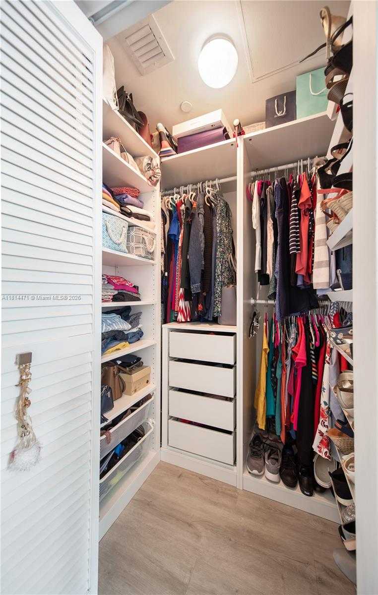 Small Image of 950 BRICKELL BAY DR #1407, Miami Number 8
