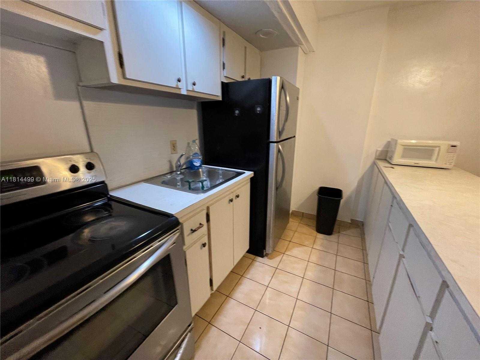 Small Image of 401 OCEAN DR #219, Miami Beach Number 3