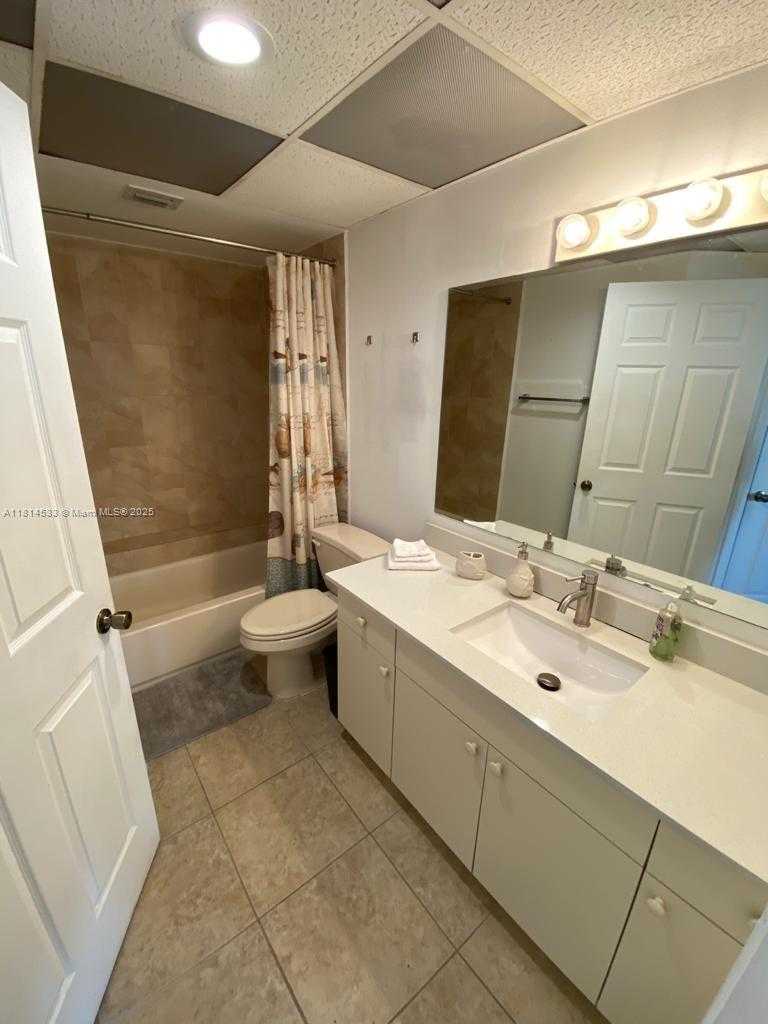 Small Image of 8290 LAKE DR #206, Doral Number 10