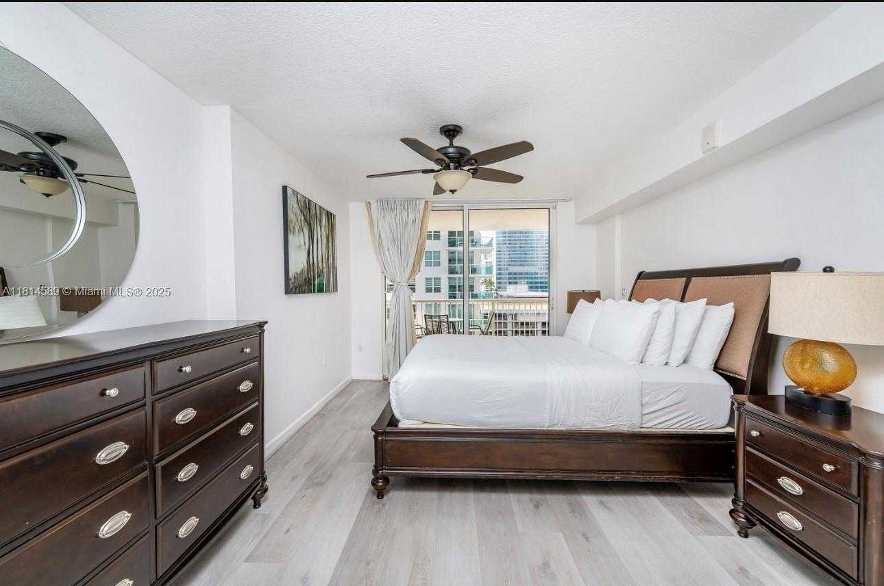 Small Image of 1200 BRICKELL BAY DR #1617, Miami Number 5