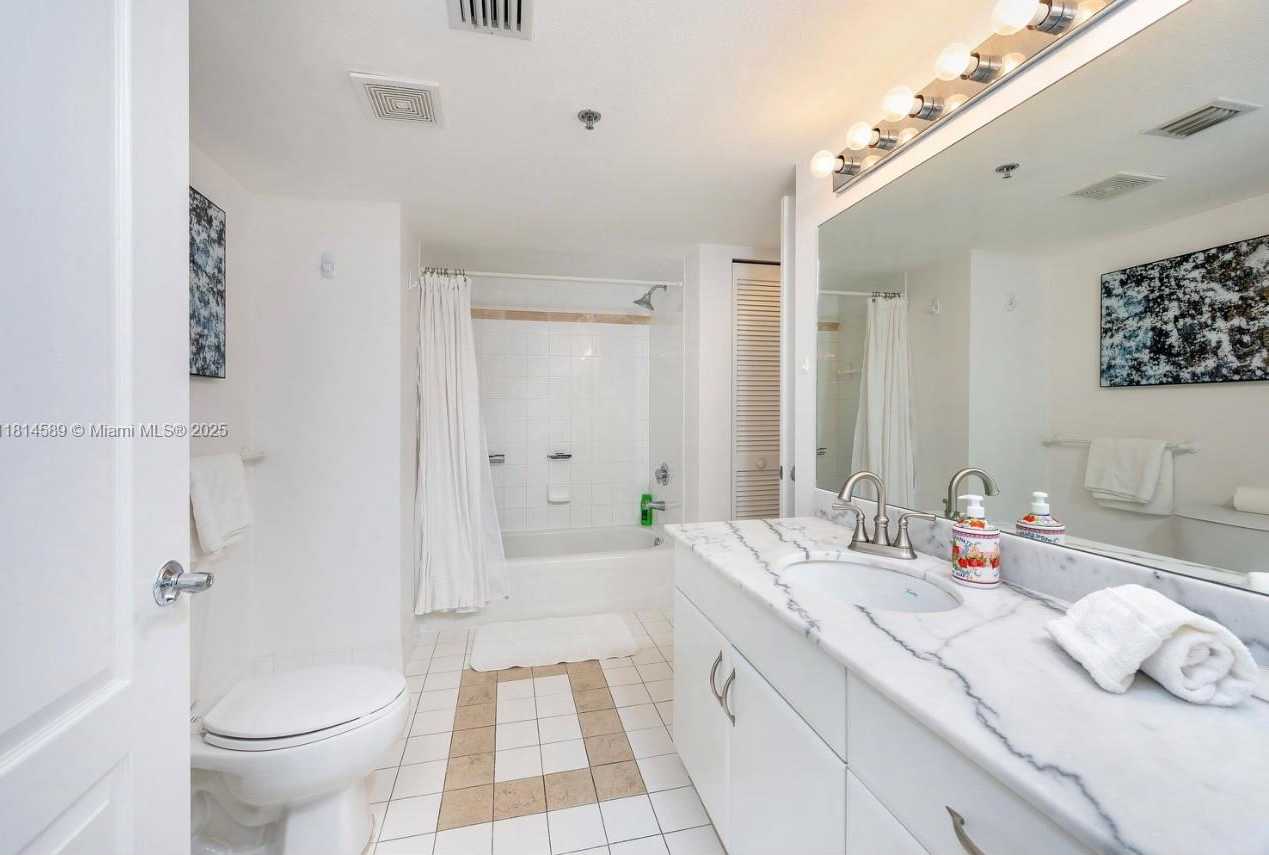 Small Image of 1200 BRICKELL BAY DR #1617, Miami Number 7