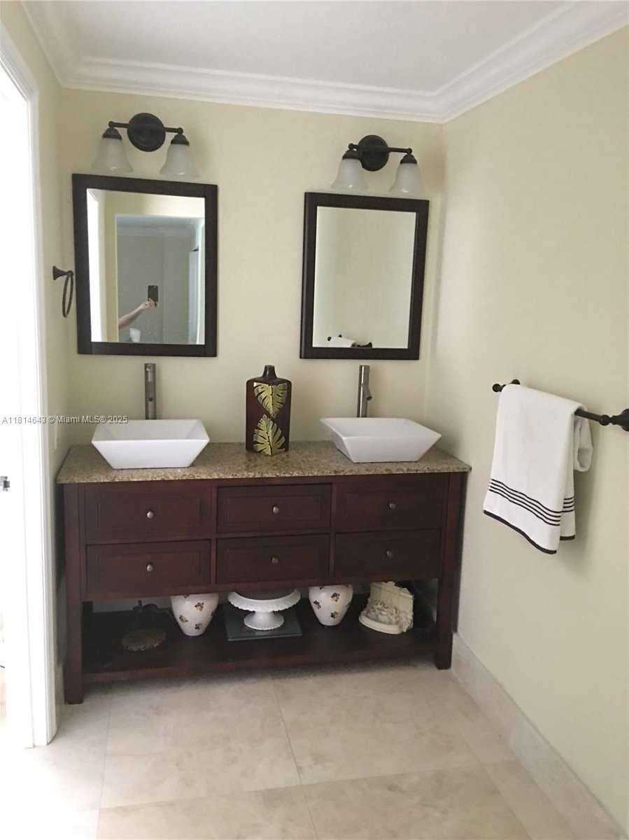 Small Image of 3235 SOUTH WEST 58TH CT, Miami Number 15
