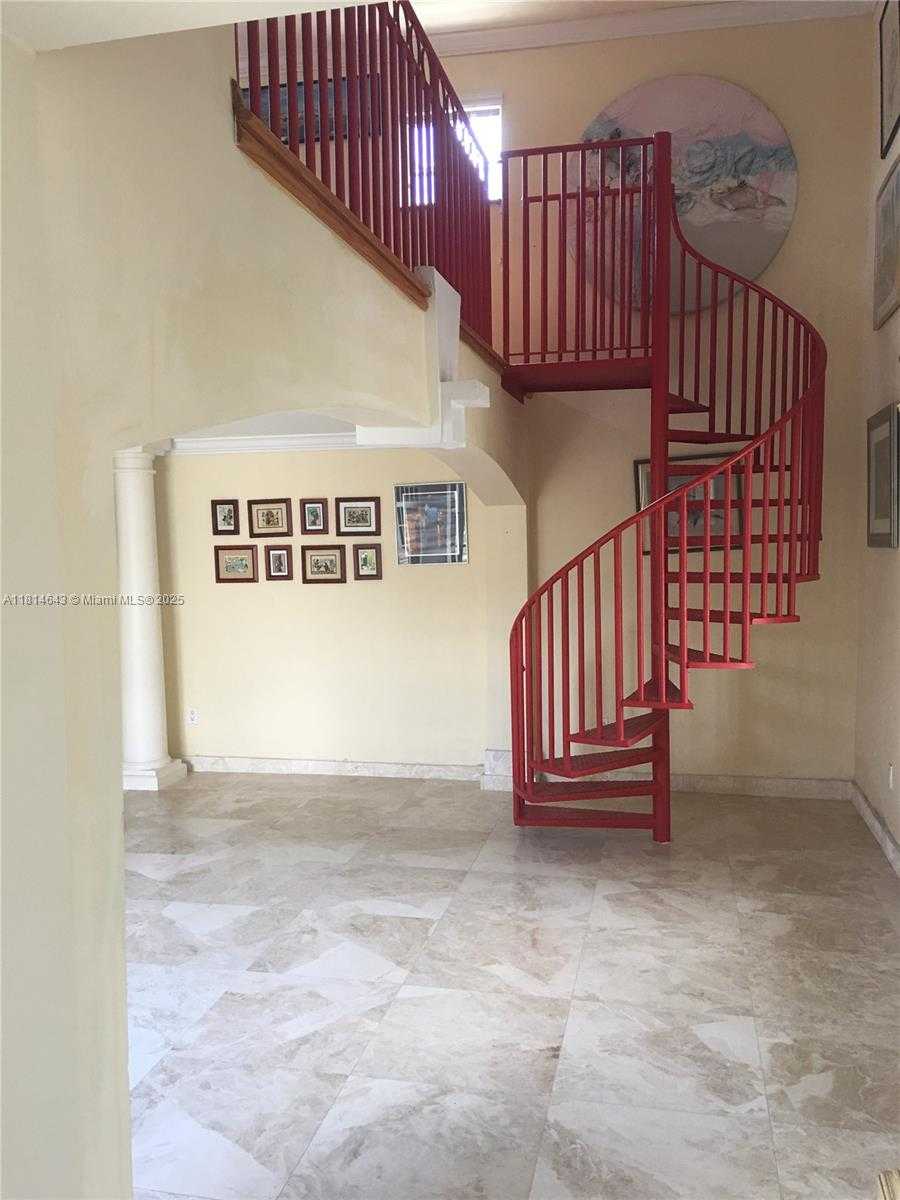 Small Image of 3235 SOUTH WEST 58TH CT, Miami Number 2