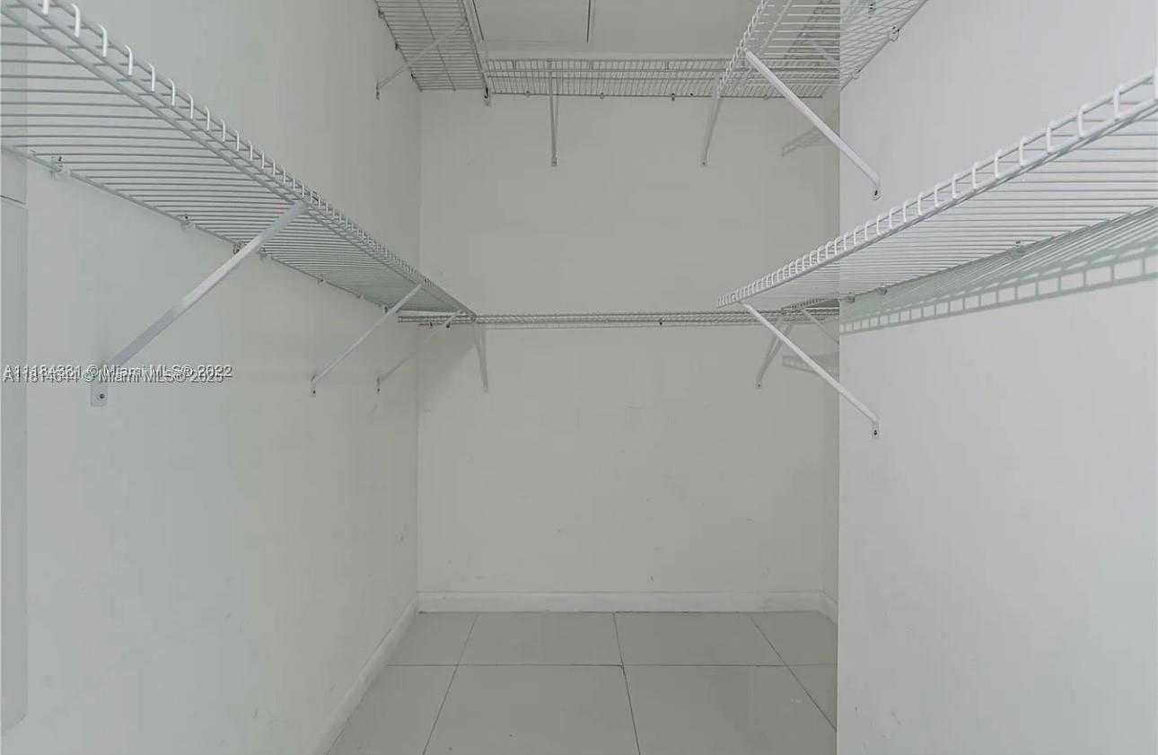 Small Image of 950 Brickell Bay Dr, Miami, FL 33131, USA Number 15