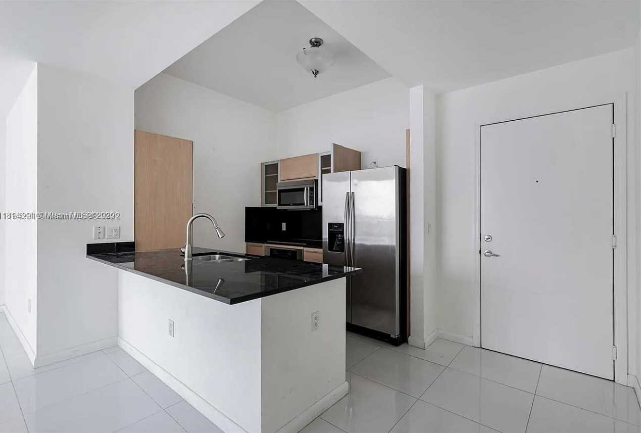 Small Image of 950 Brickell Bay Dr, Miami, FL 33131, USA Number 2