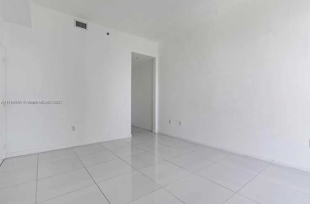 Small Image of 950 Brickell Bay Dr, Miami, FL 33131, USA Number 7