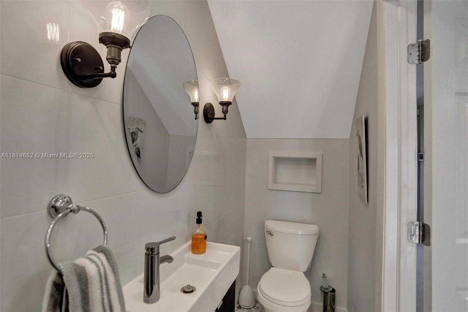 Small Image of 3945 #18, North Miami Beach Number 8