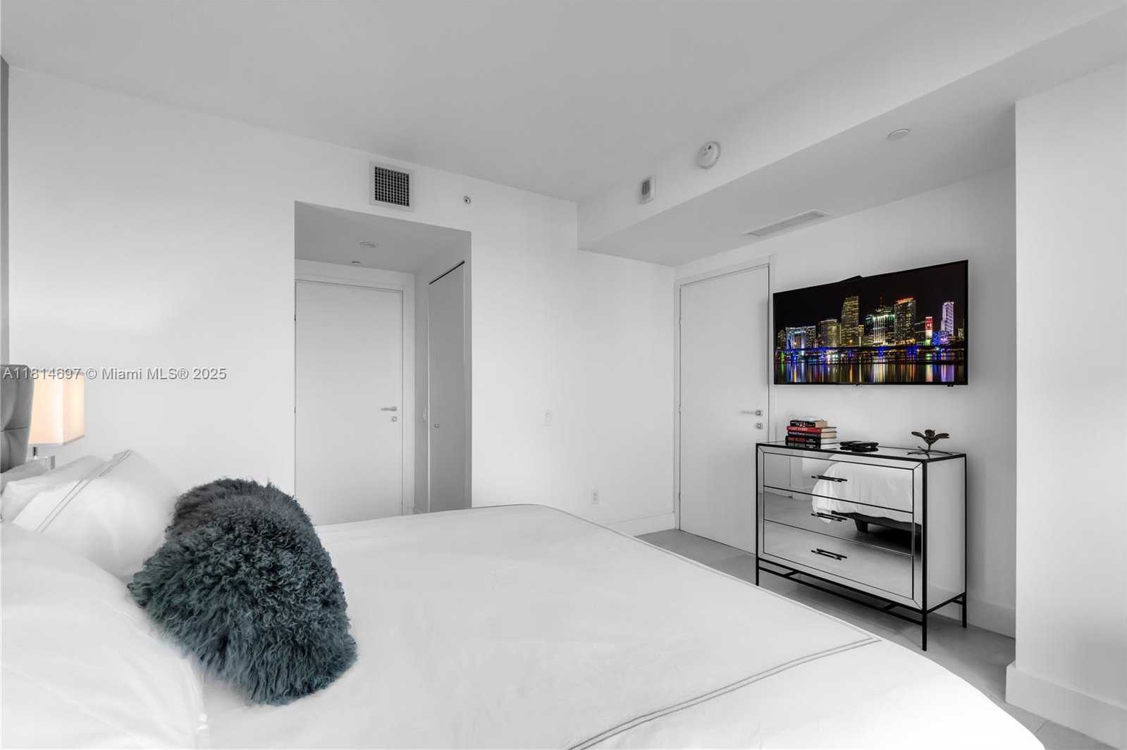 Small Image of 1300 BRICKELL BAY DR #2904, Miami Number 25