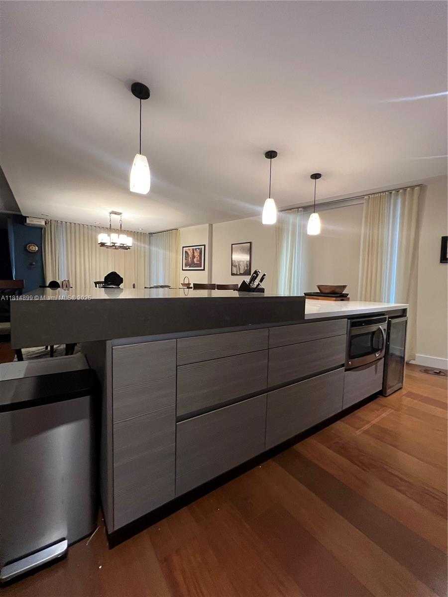 Small Image of 31 #1801, Miami Number 3