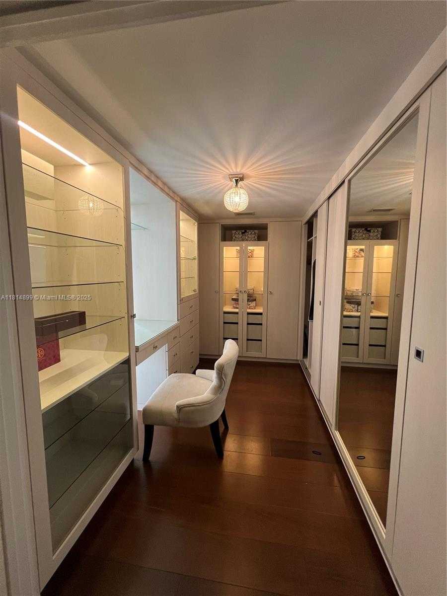 Small Image of 31 #1801, Miami Number 6