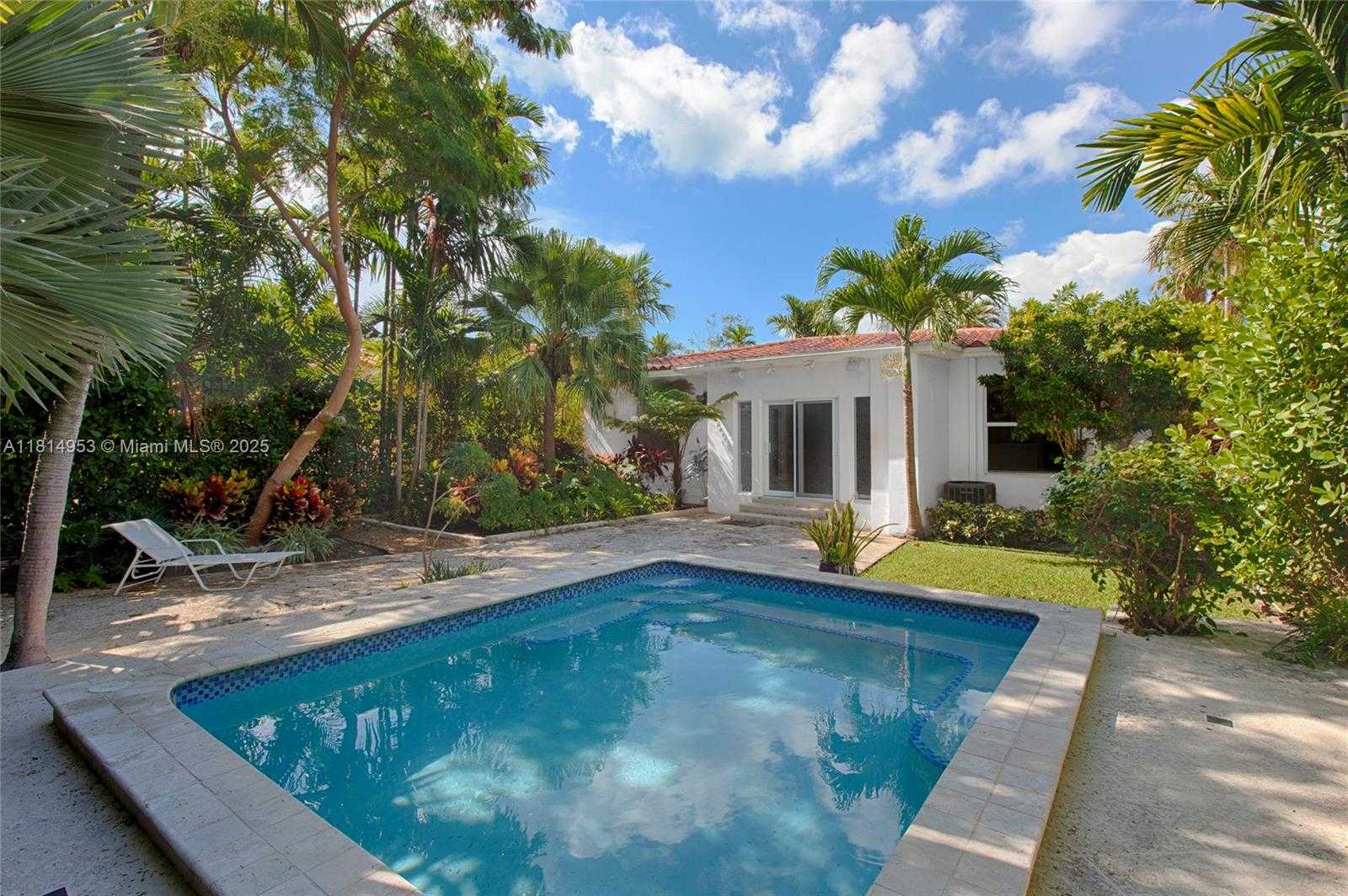 Small Image of 745 LAKEVIEW DR, Miami Beach Number 2