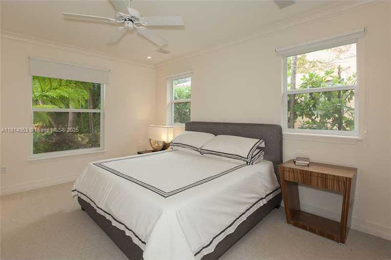 Small Image of 745 LAKEVIEW DR, Miami Beach Number 6
