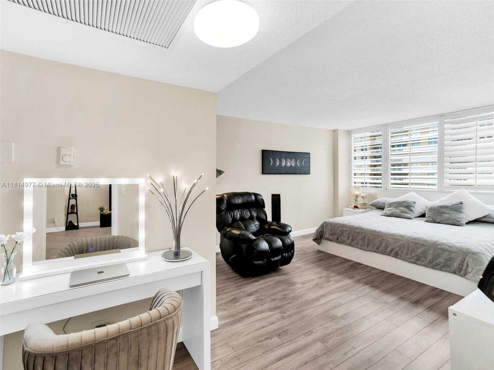 Small Image of 2030 #523, Hallandale Beach Number 3