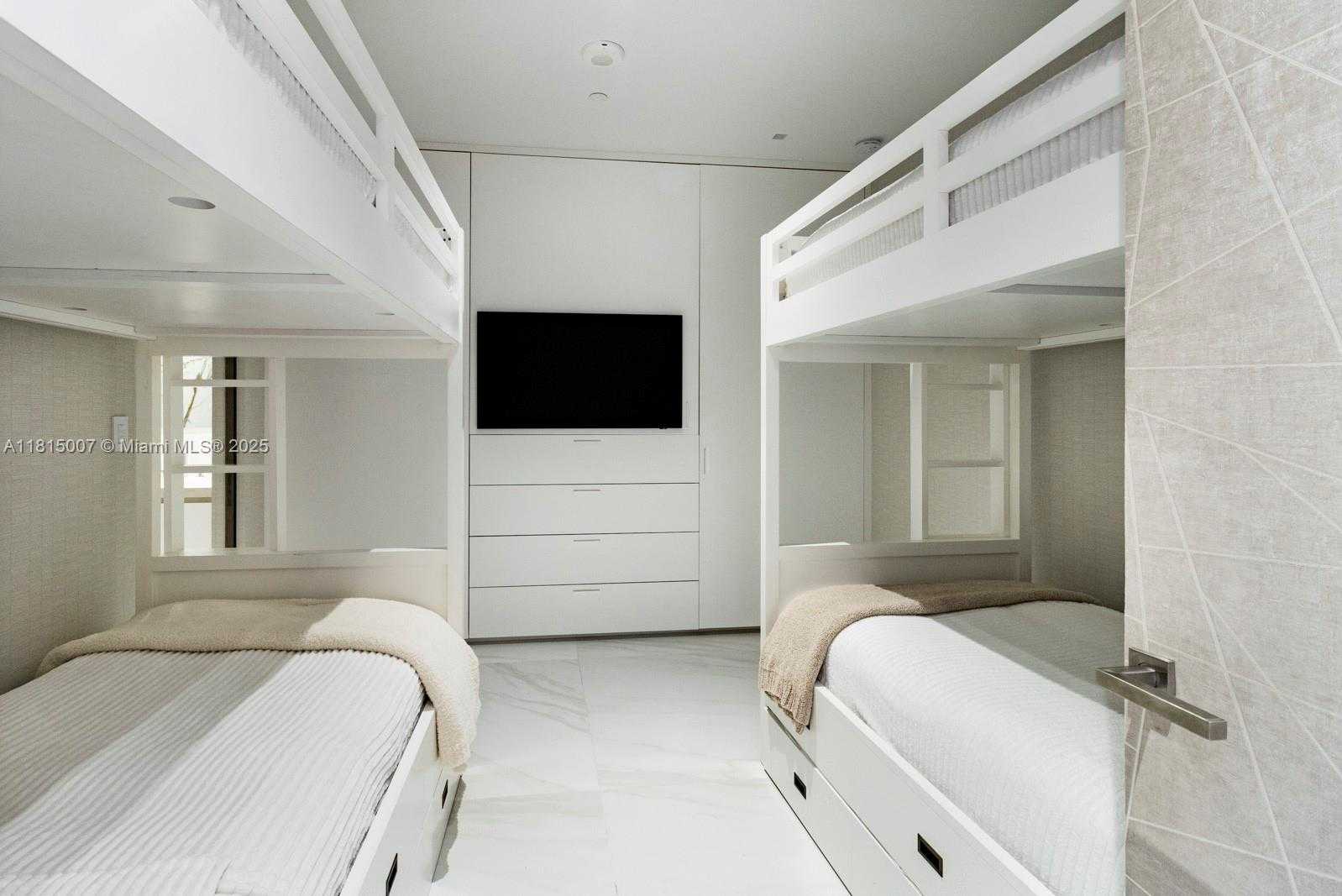 Small Image of 100 SOUTH POINTE DR #2409, Miami Beach Number 18