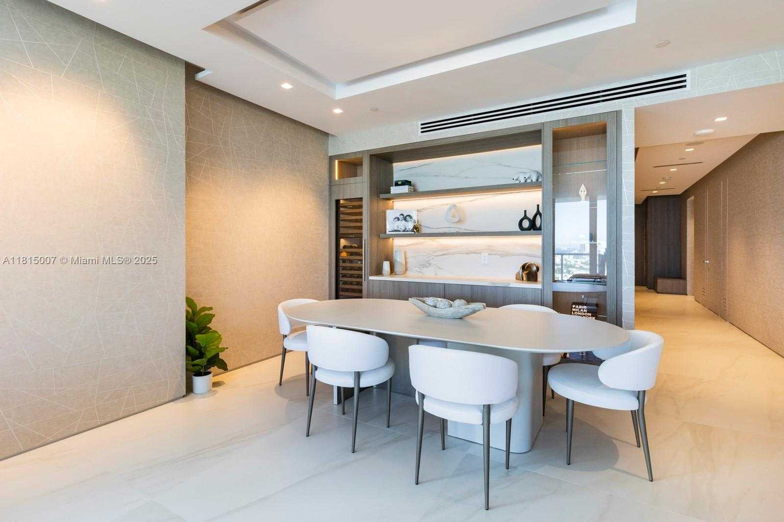 Small Image of 100 SOUTH POINTE DR #2409, Miami Beach Number 4