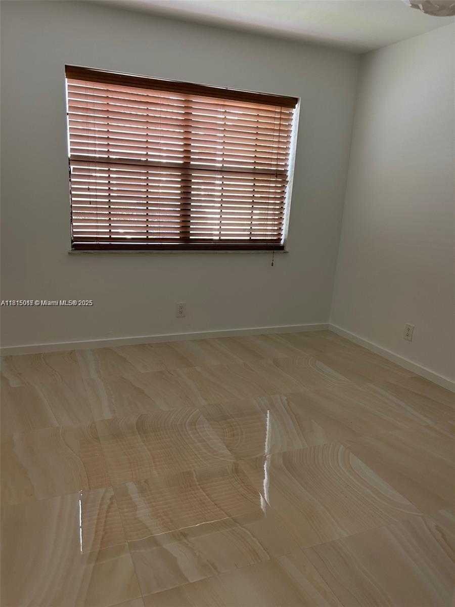 Small Image of 21220 HARBOR WAY #221-22, Aventura Number 12