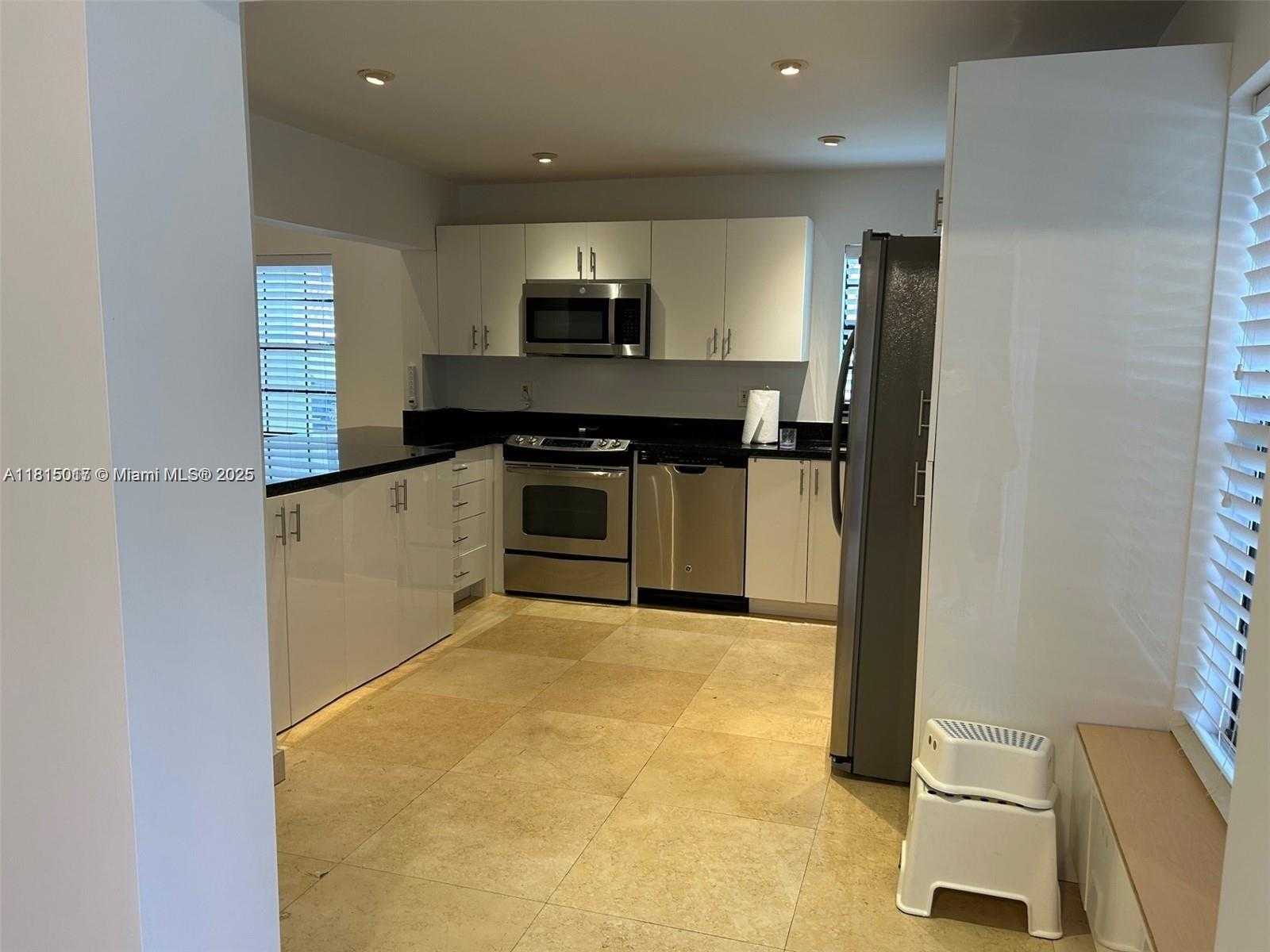 Small Image of 21220 HARBOR WAY #221-22, Aventura Number 7