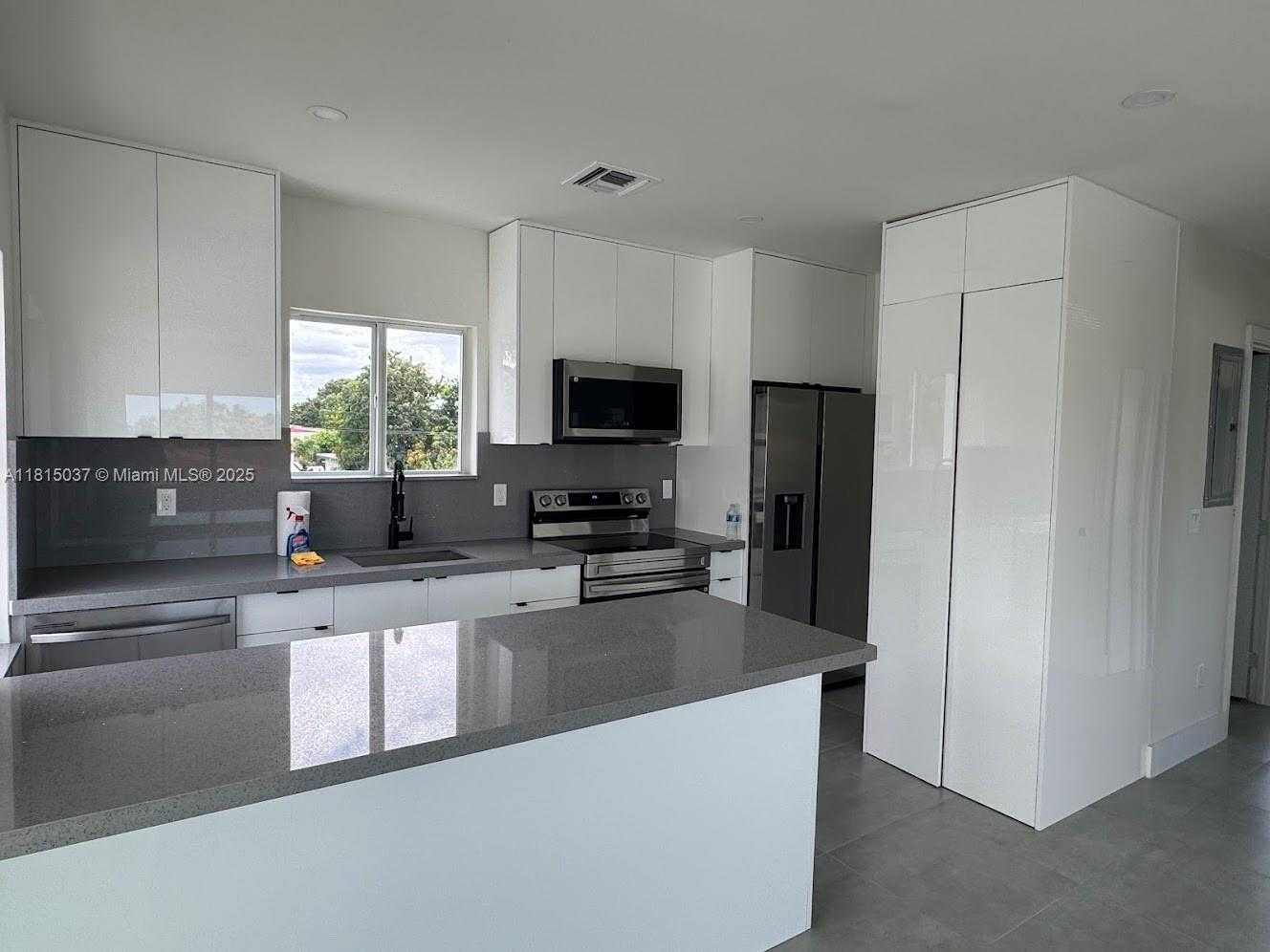 Small Image of 341 EAST 14TH ST #2, Hialeah Number 3