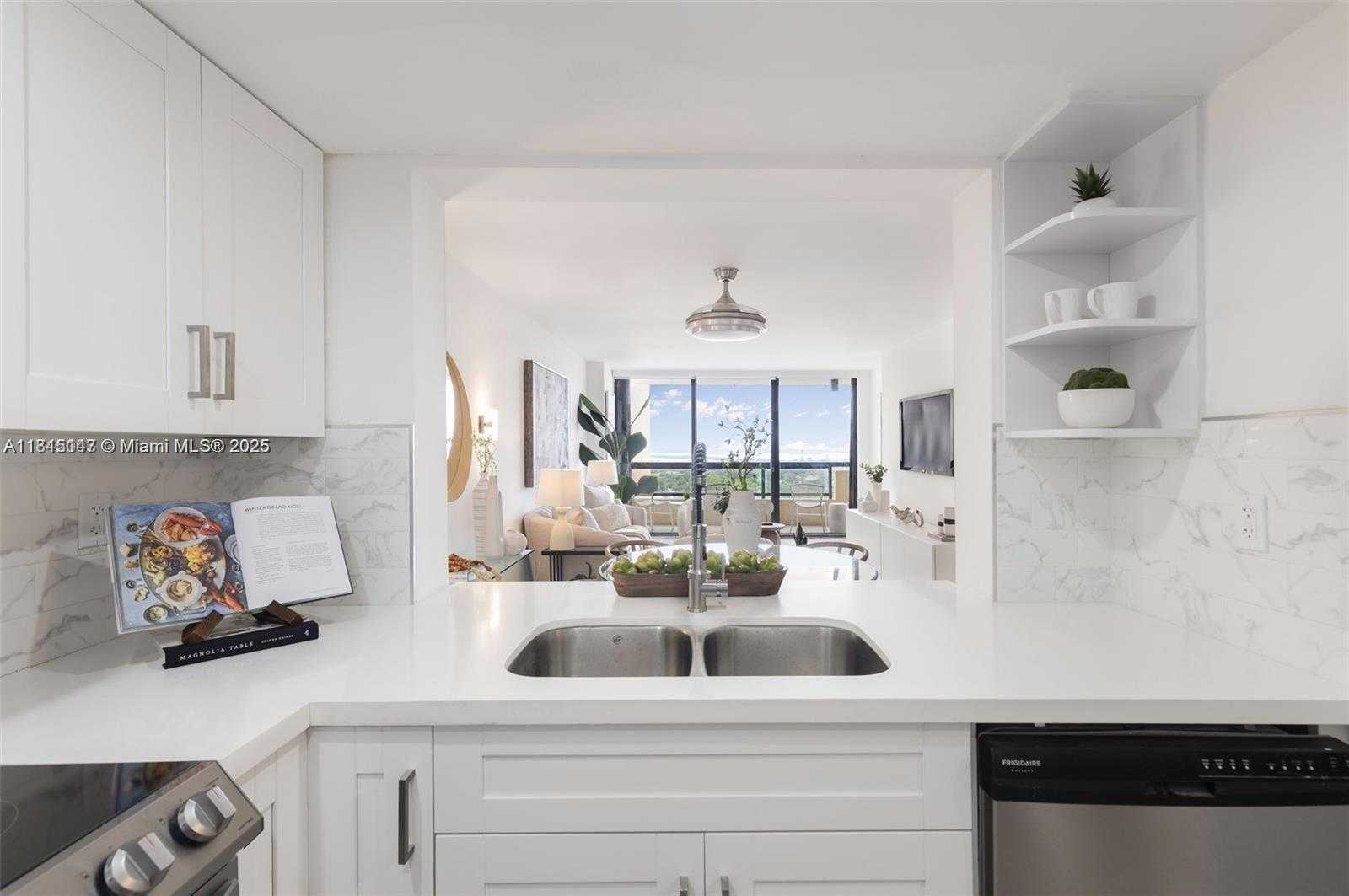 Small Image of 2555 COLLINS AVE #2210, Miami Beach Number 2