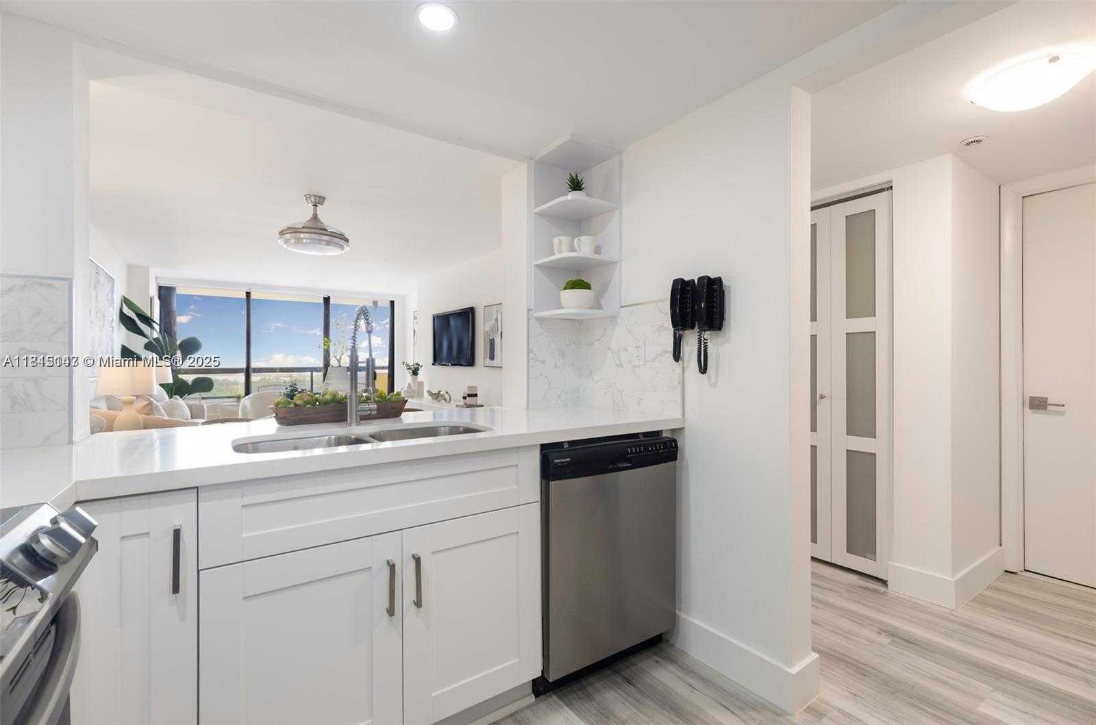 Small Image of 2555 COLLINS AVE #2210, Miami Beach Number 3