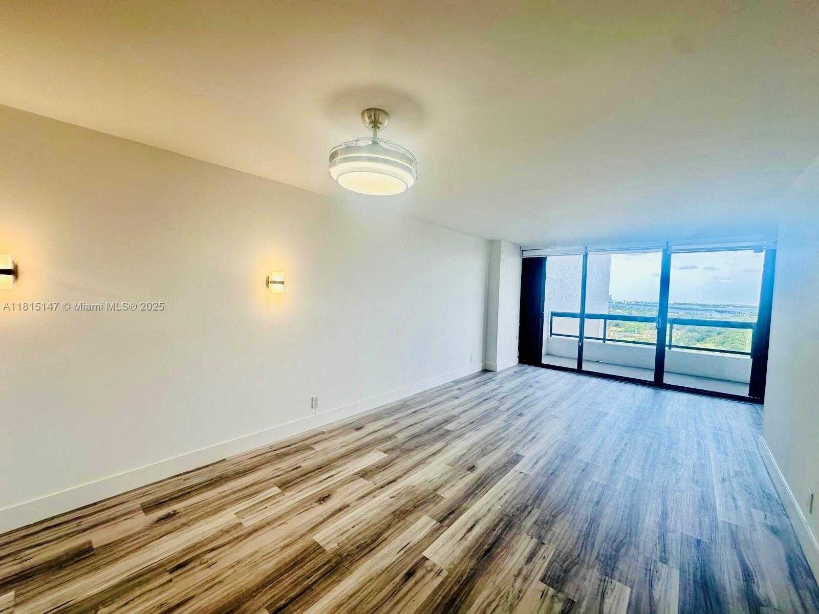 Small Image of 2555 COLLINS AVE #2210, Miami Beach Number 4