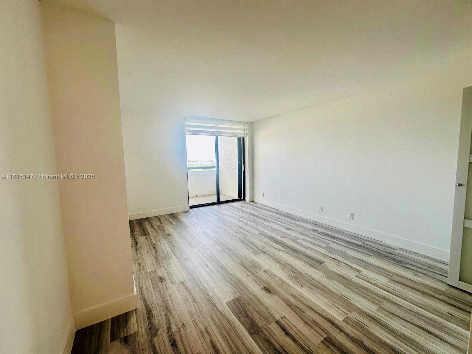 Small Image of 2555 COLLINS AVE #2210, Miami Beach Number 6