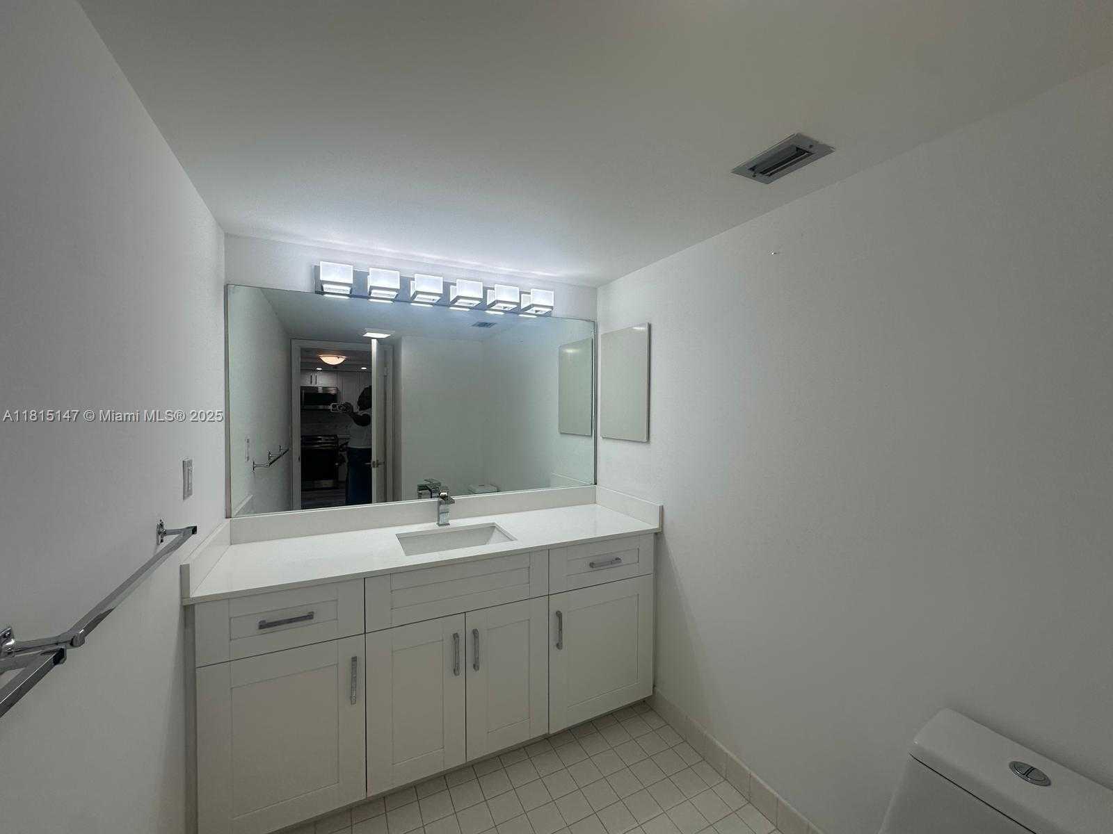 Small Image of 2555 COLLINS AVE #2210, Miami Beach Number 7