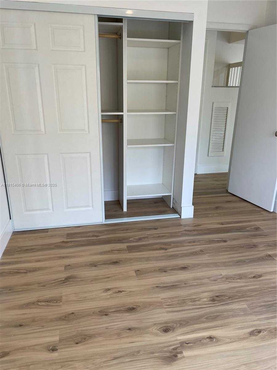 Small Image of 20903 LEEWARD CT #311-1, Aventura Number 12