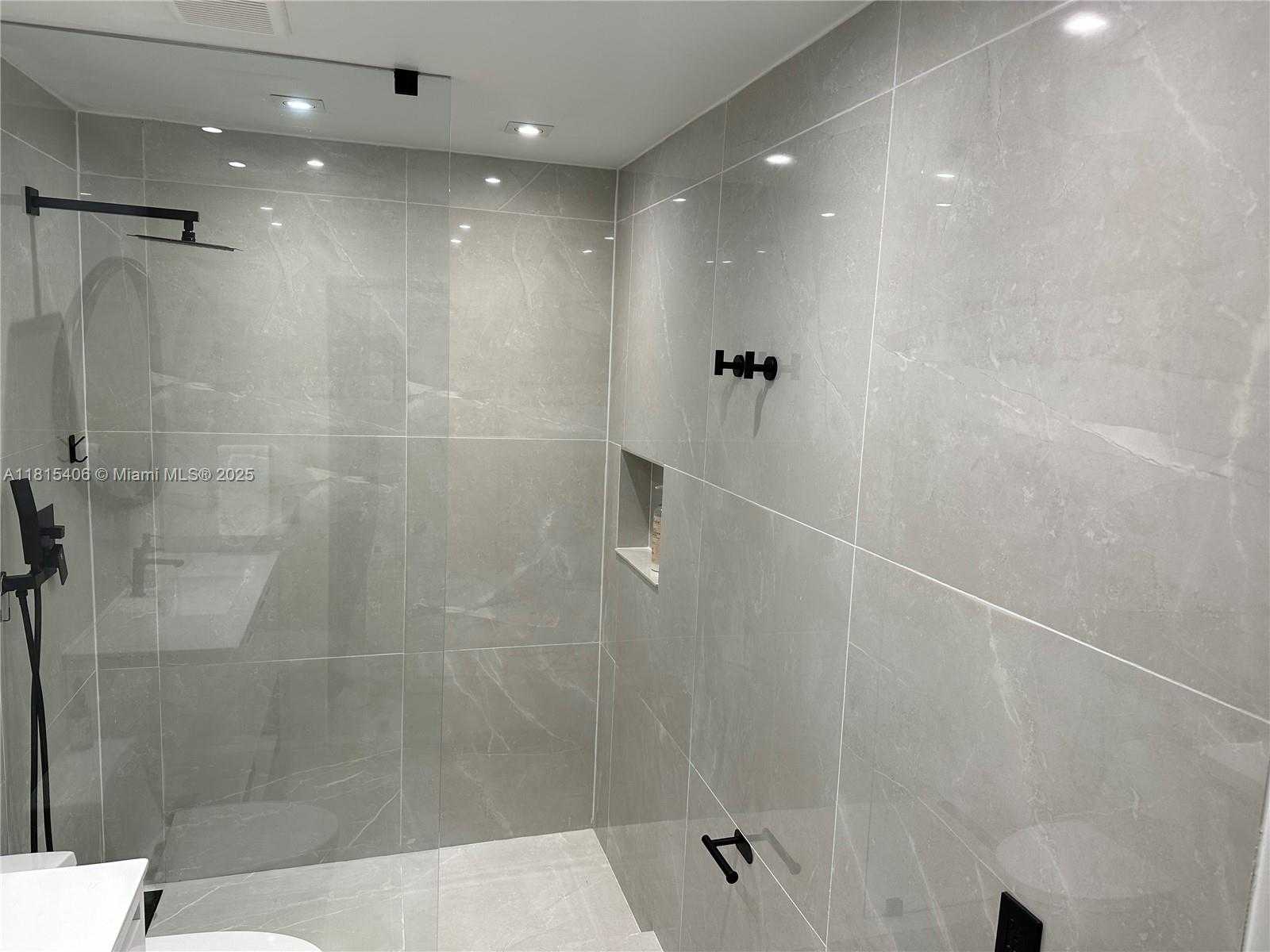 Small Image of 20903 LEEWARD CT #311-1, Aventura Number 14