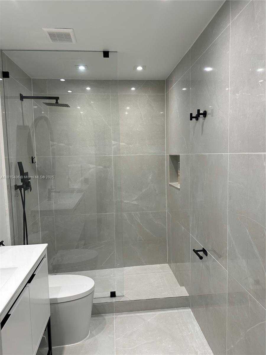 Small Image of 20903 LEEWARD CT #311-1, Aventura Number 15