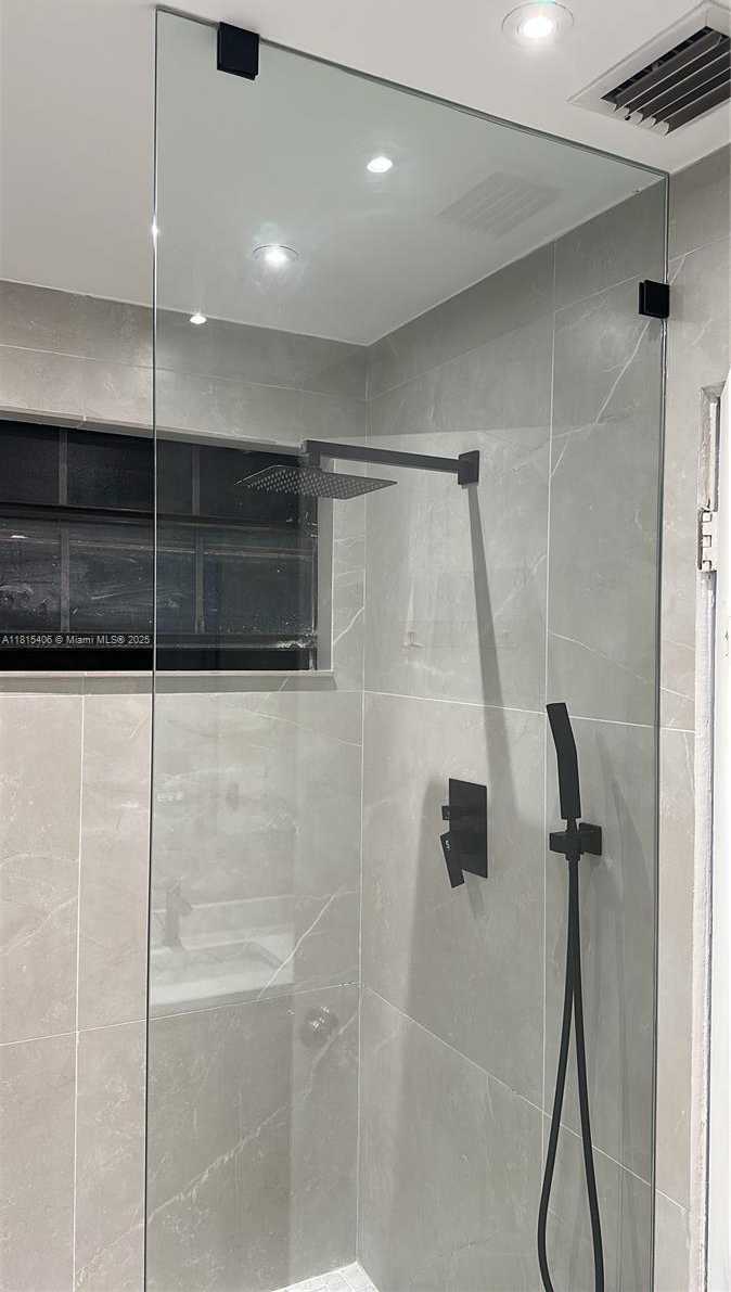 Small Image of 20903 LEEWARD CT #311-1, Aventura Number 23