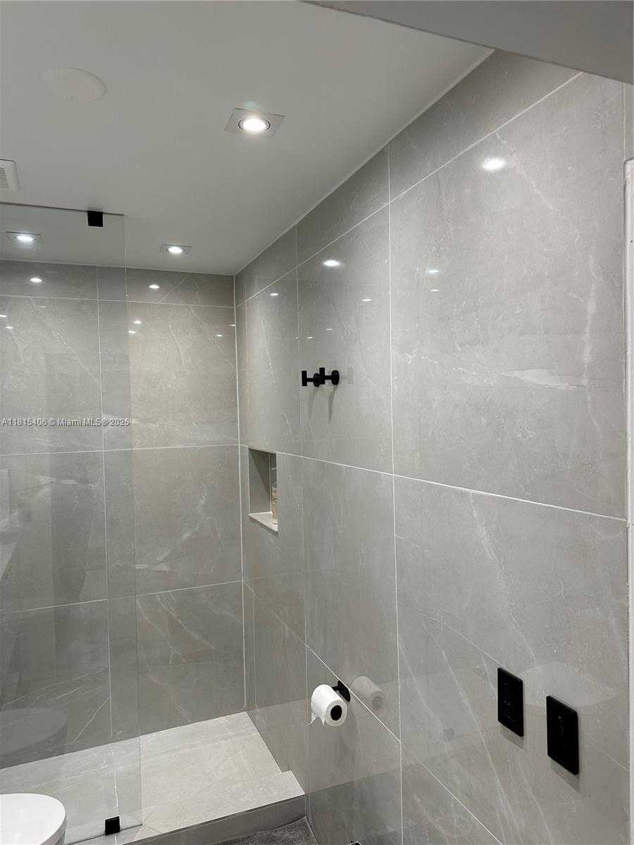 Small Image of 20903 LEEWARD CT #311-1, Aventura Number 25