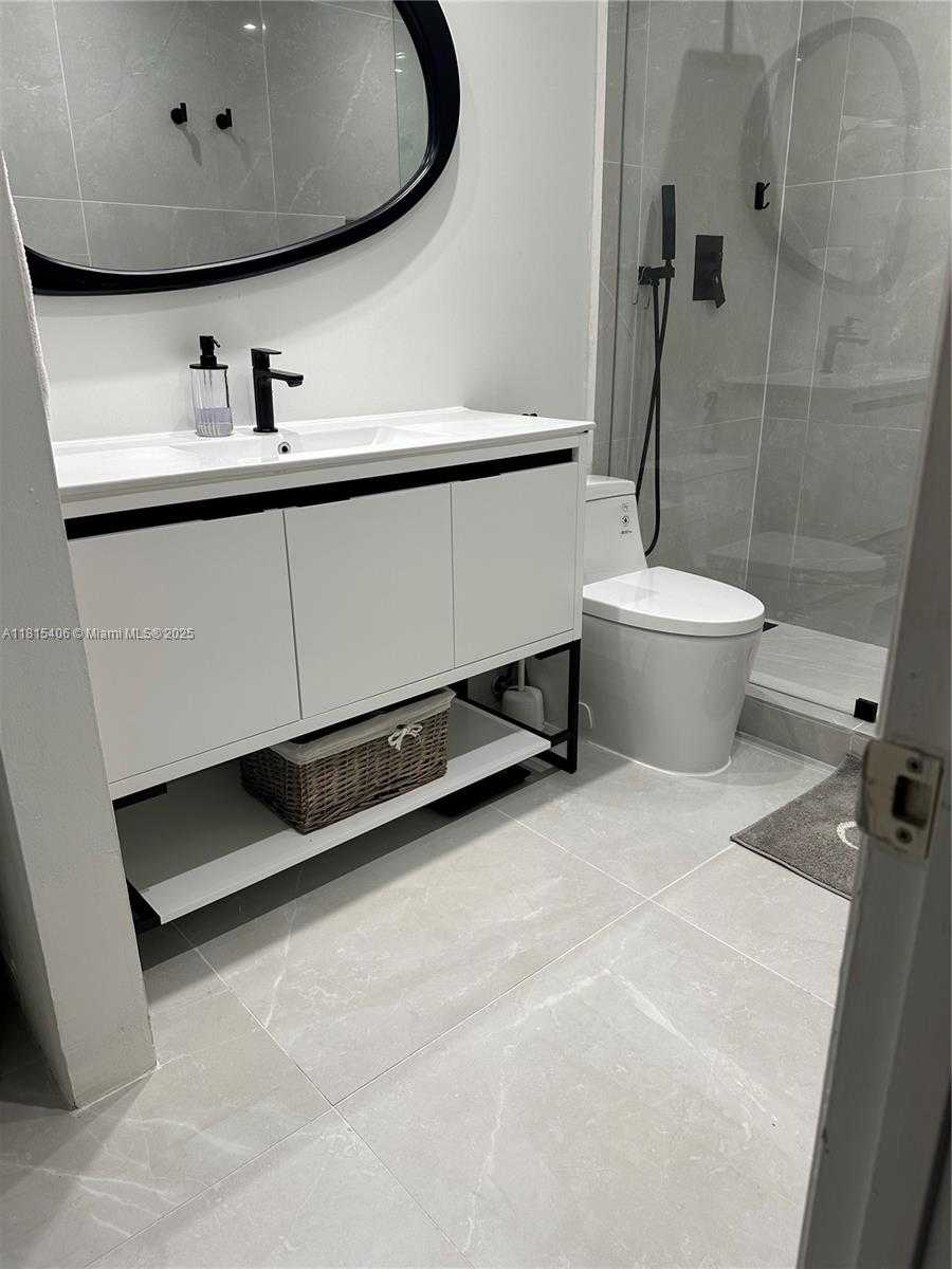 Small Image of 20903 LEEWARD CT #311-1, Aventura Number 26