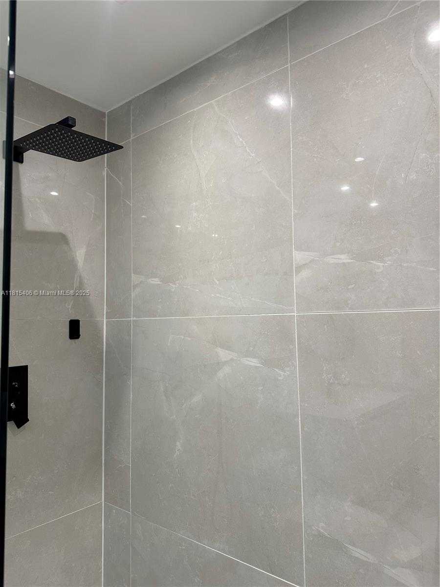 Small Image of 20903 LEEWARD CT #311-1, Aventura Number 27